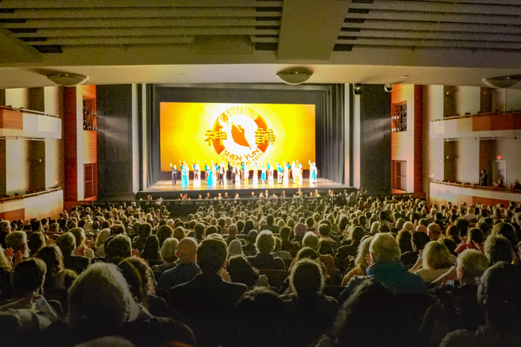 图7:二零二四年一月五日至七日,美国神韵北美艺术团在德州首府奥斯汀的朗氏表演艺术中心(The Long Center for the Performing Arts)上演了四场演出,场场爆满。图为一月六日下午第二场演出结束时,演员谢幕。(大纪元)