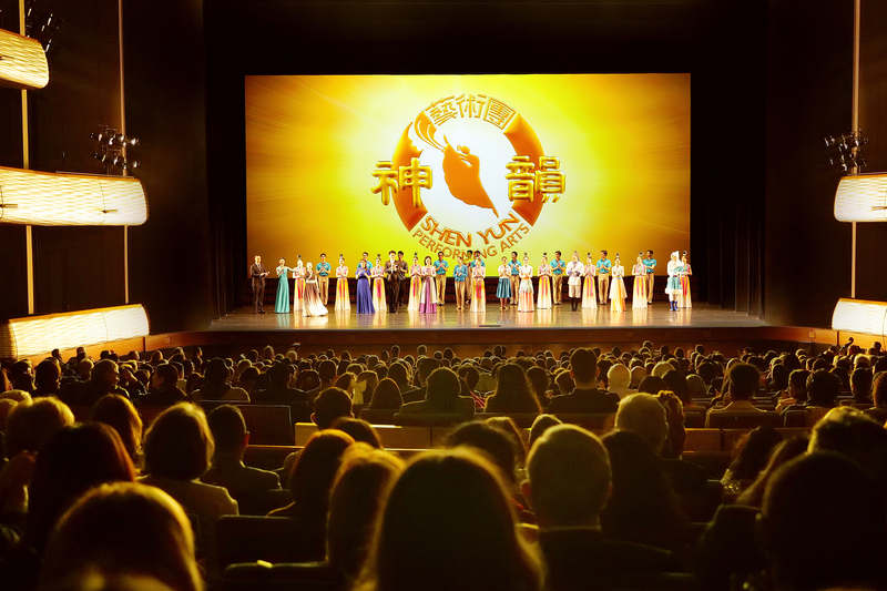图8:二零二四年一月六日晚,美国神韵国际艺术团在德克萨斯州达拉斯市的AT&T演艺中心–温斯皮尔歌剧院上演了第九场演出,继续爆满。图为当晚演出谢幕照。(新唐人电视台)