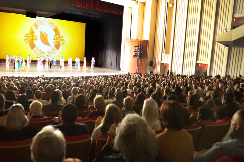 图9:二零二四年一月六日和七日,美国神韵新世界艺术团在美国乔治亚州亚特兰大的亚特兰大交响乐厅(Atlanta Symphony Hall)的三场演出均爆满。图为一月七日演出结束时,演员谢幕。(大纪元)