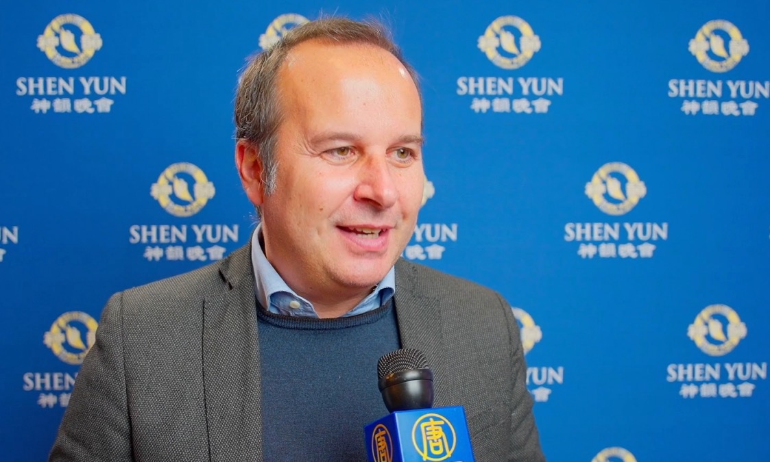 图11:意大利撒丁岛首府卡利亚里市副市长乔治·安吉斯(Giorgio Angius)先生观赏了演出后,赞叹神韵:““真的是出类拔萃的演出。”(新唐人电视台)