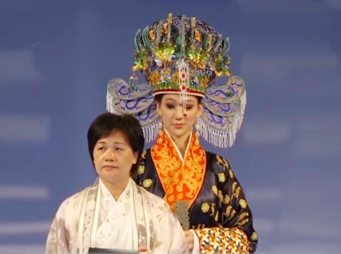 图3:丽美和她的设计作品《乾坤》。