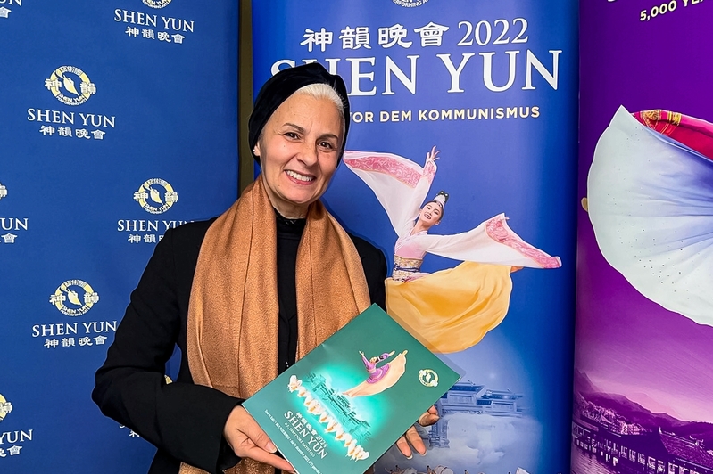 图14:二零二四年一月三日晚,意大利撒丁岛地区全国舞蹈大师协会主席卢安娜·范妮(Luana Fanni)女士在卡利亚里诗情剧场(Teatro Lirico)观看了美国神韵环球艺术团今年在当地的首场演出。( 大纪元)