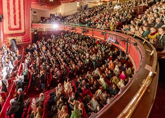 神韵八个团巡演 十二城主流精英赞佩