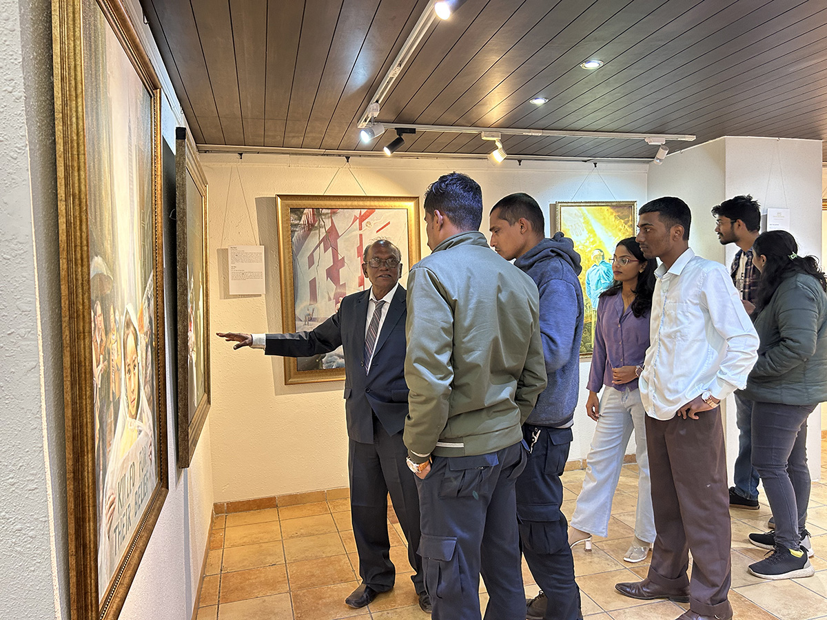 图3~5:各个阶层的观众观看真善忍美展