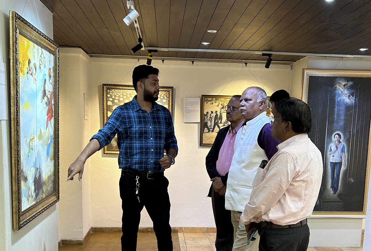 图19:S.K.盖比耶(右二)和团队成员一起参观真善忍美展。