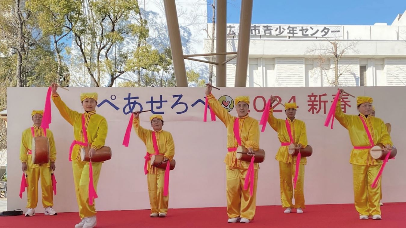 '图2:法轮功学员在表演腰鼓'