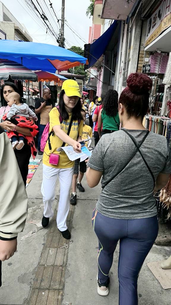 图1~3:二零二四年一月十三日,巴西法轮功学员在圣保罗布拉斯区(Brás)举行了弘法活动