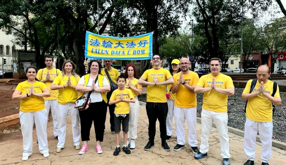 图4:巴西部份法轮功学员在中国新年前夕,双手合十“恭祝师尊新年好”