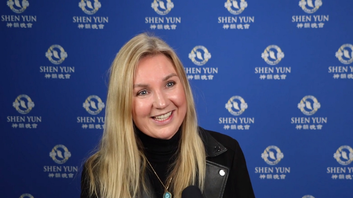 图7:公共卫生顾问米兰达·蒂尔伯里(Miranda Tilbury)(新唐人电视台)说:“很幸运我能和家人一起观赏神韵,我们都很喜欢。”(新唐人电视台)