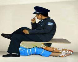 '酷刑示意图:木板压头'