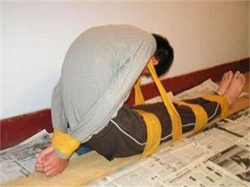 '酷刑演示:梯子捆绑(“抻筋”)'