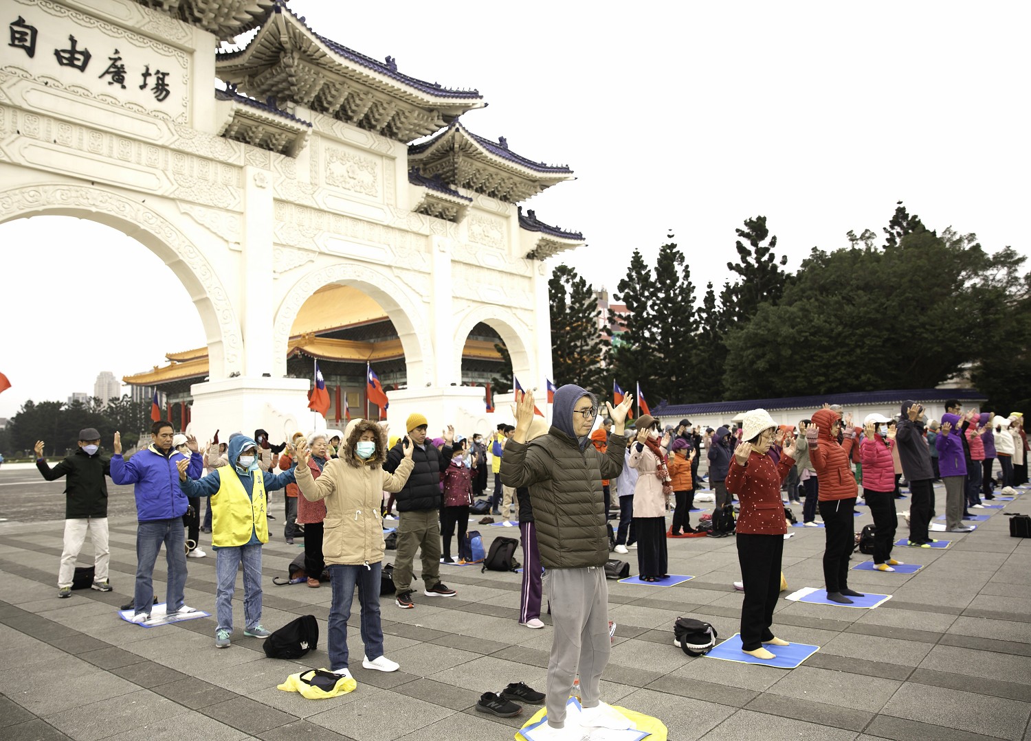 图1~3:二零二四年一月一日元旦,台北部份法轮功学员在自由广场举行集体炼功。