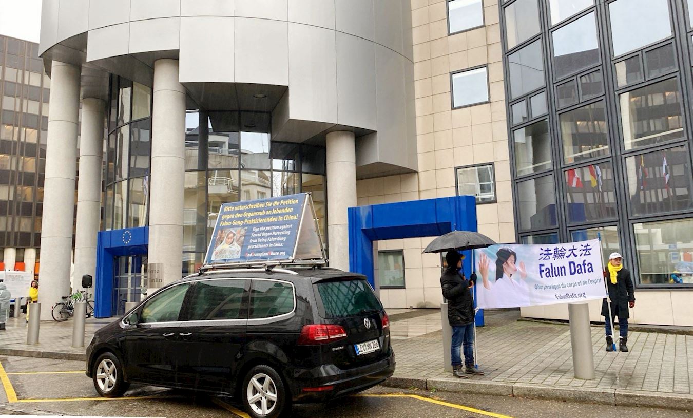 '图1~3:二零二四年一月十七日和十八日,法轮功学员在法国斯特拉斯堡的欧洲议会前,呼吁制止中共迫害法轮功。'