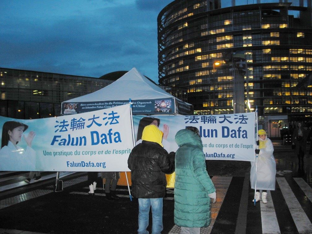 '图4:过往行人驻足了解真相'