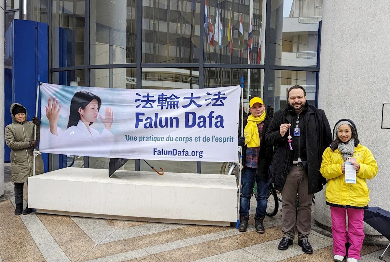 '图6:意大利议员法比奥·马西莫·卡斯塔尔多(Fabio Massimo Castaldo)与在场的法轮功学员见面、交谈,并与他们合影。'