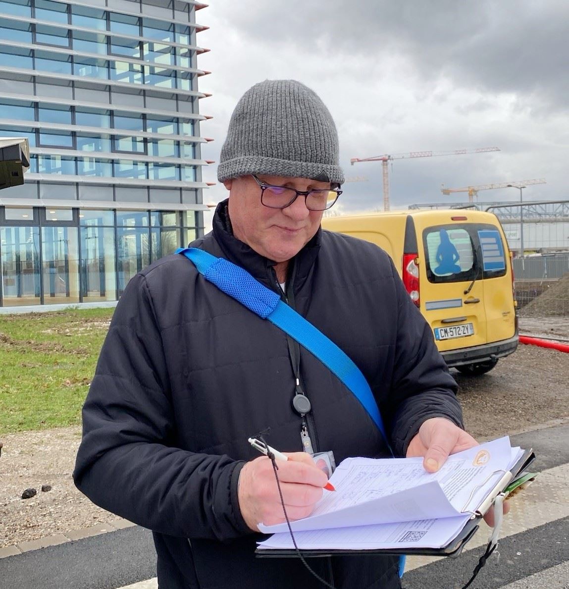 '图7:市民在反迫害请愿书上签字,支持法轮功学员反迫害。'