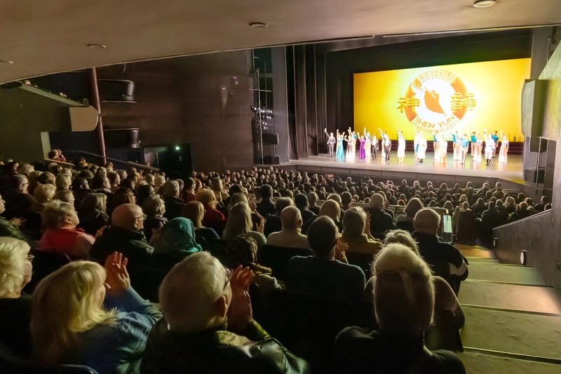 图2:二零二四年一月十七日和十八日,神韵新纪元艺术团在英国米尔顿凯恩斯剧院(Milton Keynes Theatre)上演了三场演出,场场爆满加座。图为十七日晚演出结束时,演员谢幕。(大纪元)