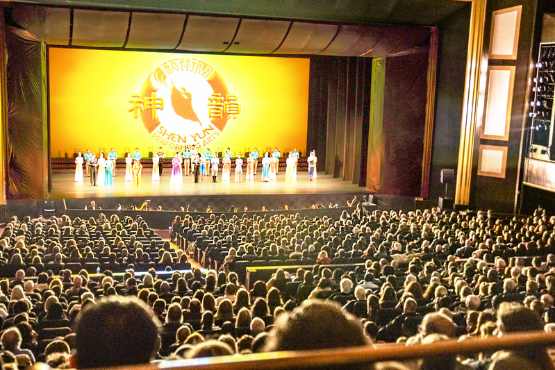 图3:二零二四年一月二十日和二十一日,神韵新世界艺术团在北卡罗莱纳州罗利的马丁·玛丽埃塔表演艺术中心(Memorial Auditorium at Martin Marietta Center for the Performing Arts)上演三场演出,场场爆满。图为二十日,演出结束时,神韵艺术家们向观众谢幕。(大纪元)