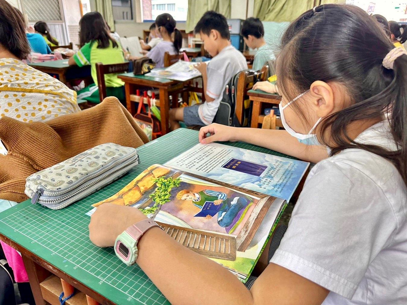 '图1:小妡阅读《来自天堂的神圣蓝皮书》'