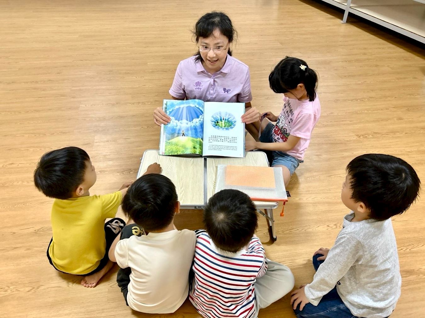 '图2:翁教授说故事《来自天堂的神圣蓝皮书》'