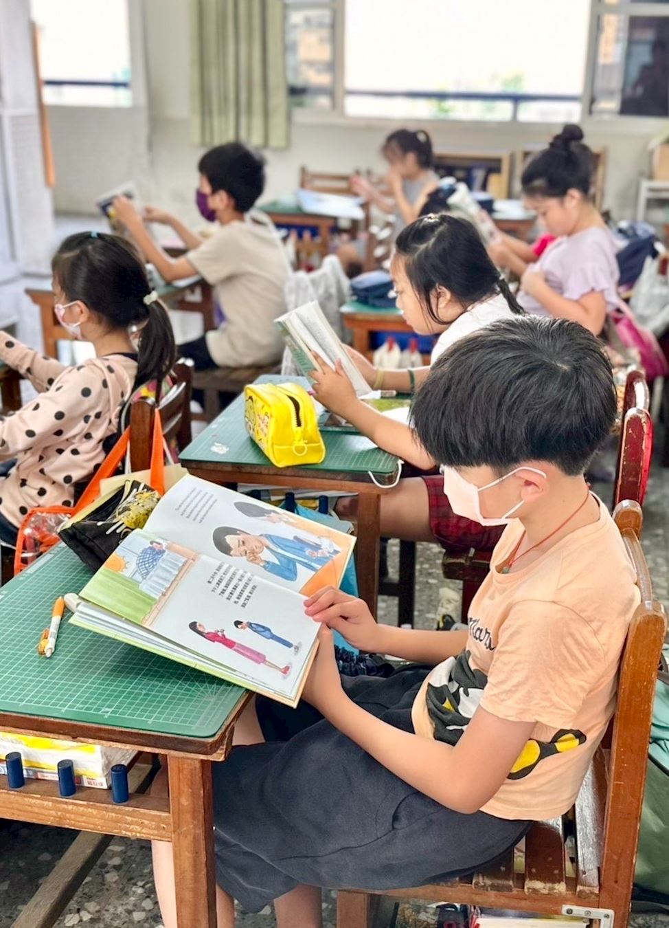 '图5:小崴阅读明慧儿童绘本《我的新同学》'