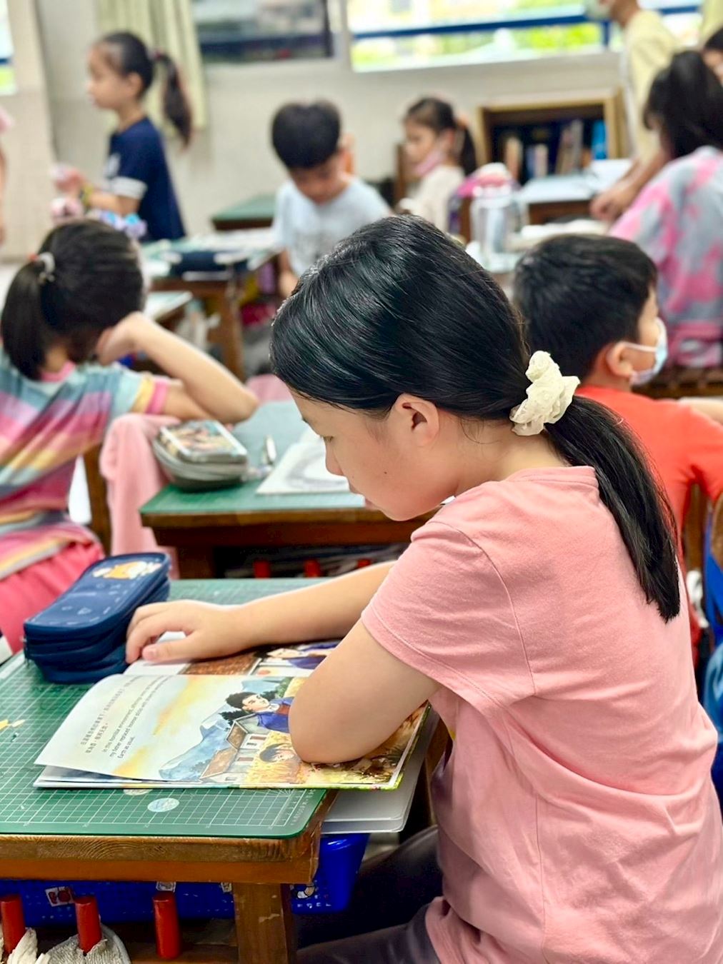 '图6:小君阅读明慧七彩桥儿童绘本《父亲的神奇事》'