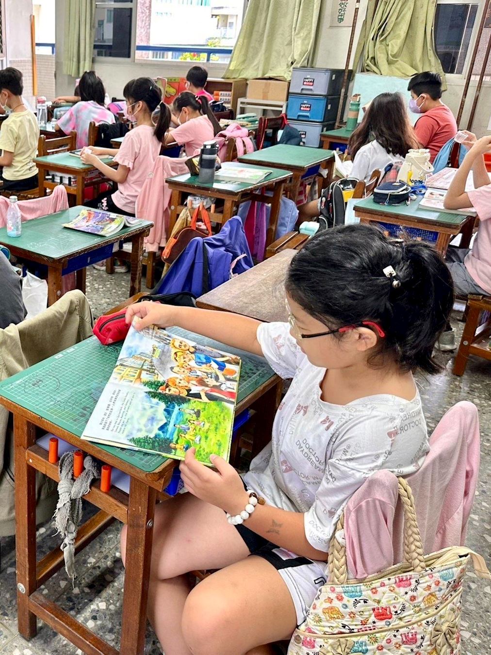 '图9:小沁阅读明辉七彩桥儿童绘本《卡塔琳娜的心愿》'