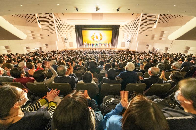 '图3:二零二四年一月六日至九日,神韵纽约艺术团在埼玉市大宫索尼克城(Omiya Sonic City)上演了四场演出。图为一月九日演出的剧院内气氛热烈,观众掌声连连。(大纪元)'