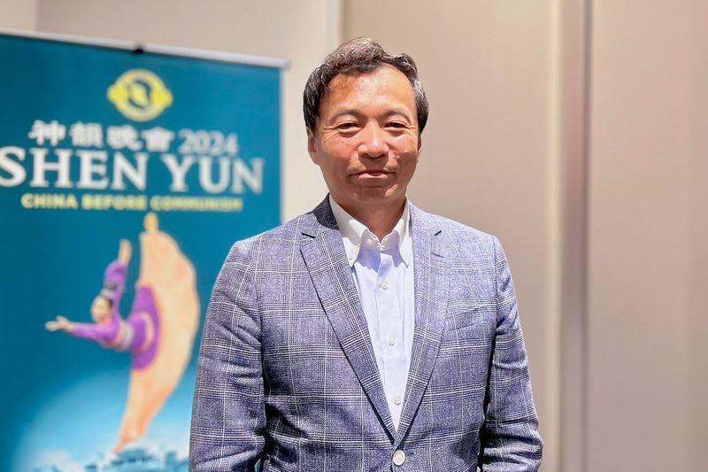 '图7:二零二三年十二月二十七日晚,时事评论人士及川幸久(Oikawa Yukihisa)在东京涩谷公会堂观看了神韵纽约艺术团的第一场演出。'