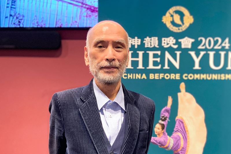 '图8:二零二三年十二月二十八日晚,日本军事专家锻冶俊树(Kaji Toshiki)在东京涉谷区的涉谷公会堂观看了神韵演出。(大纪元)'
