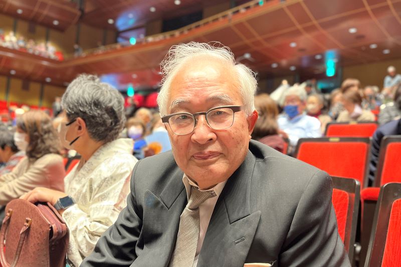 '图9:二零二四年一月4日下午,非营利机构董事长小堀脩(Kobori Osamu)在京都剧院观赏演出。(大纪元)'