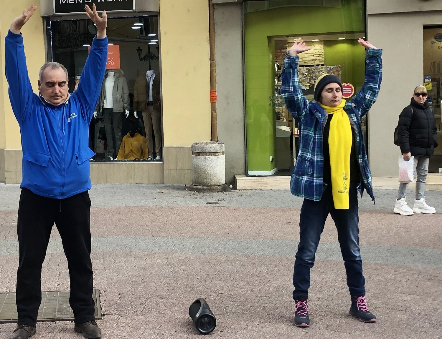 图1:二零二三年十二月三十日,保加利亚法轮功学员在第二大城市普罗夫迪夫(Plovdiv),学员向市民及游客演示功法。