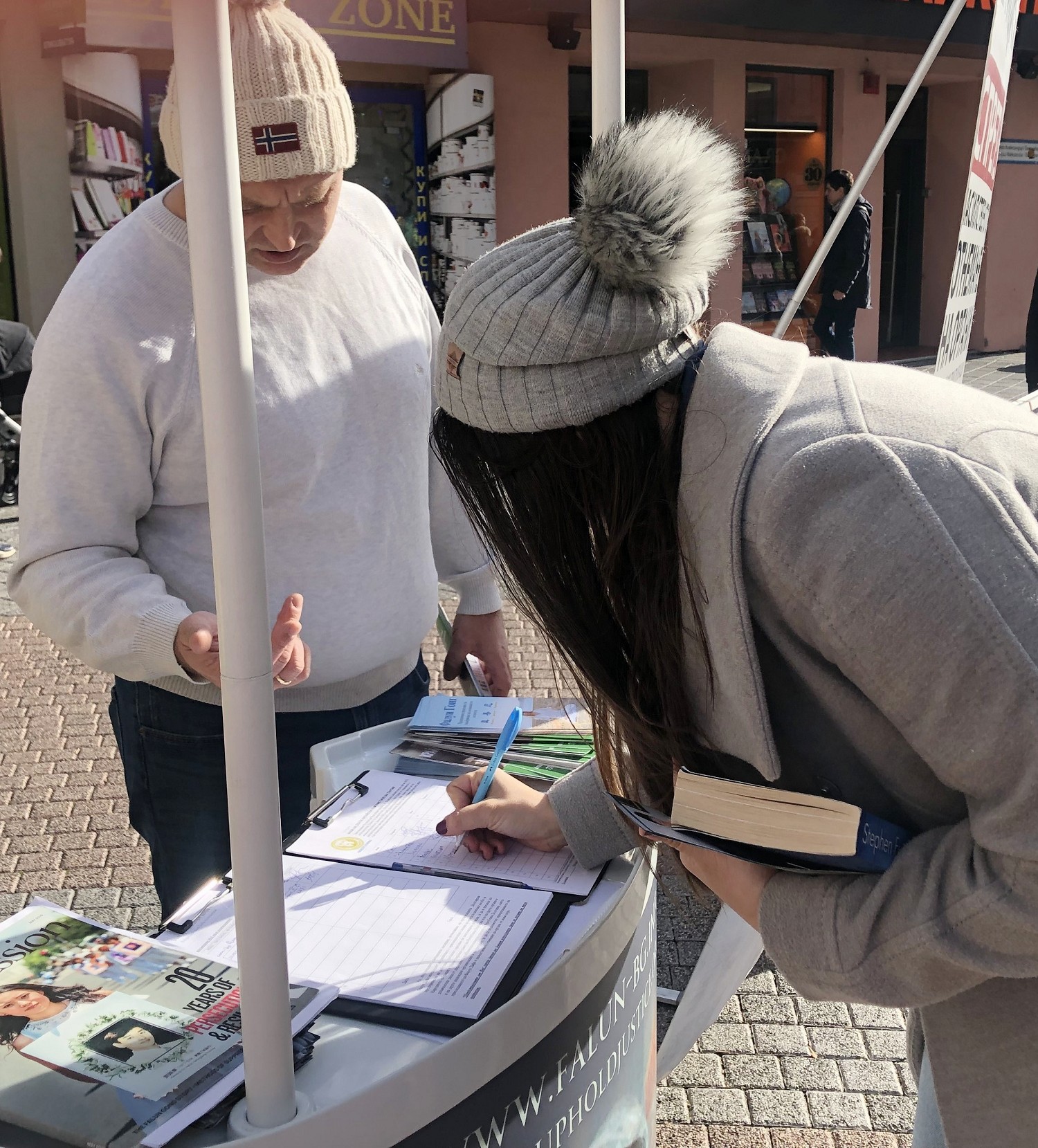 图2:特梅努什卡(右)签名支持法轮功学员的反迫害