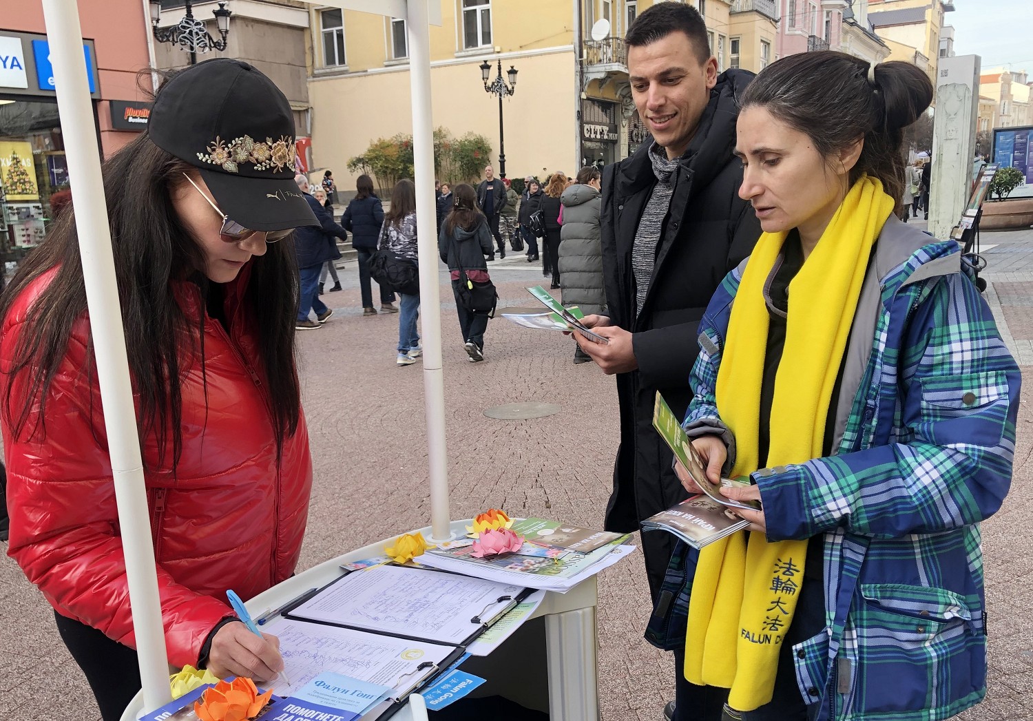 图3:这位母亲在孩子们签字后也在请愿书上签名。