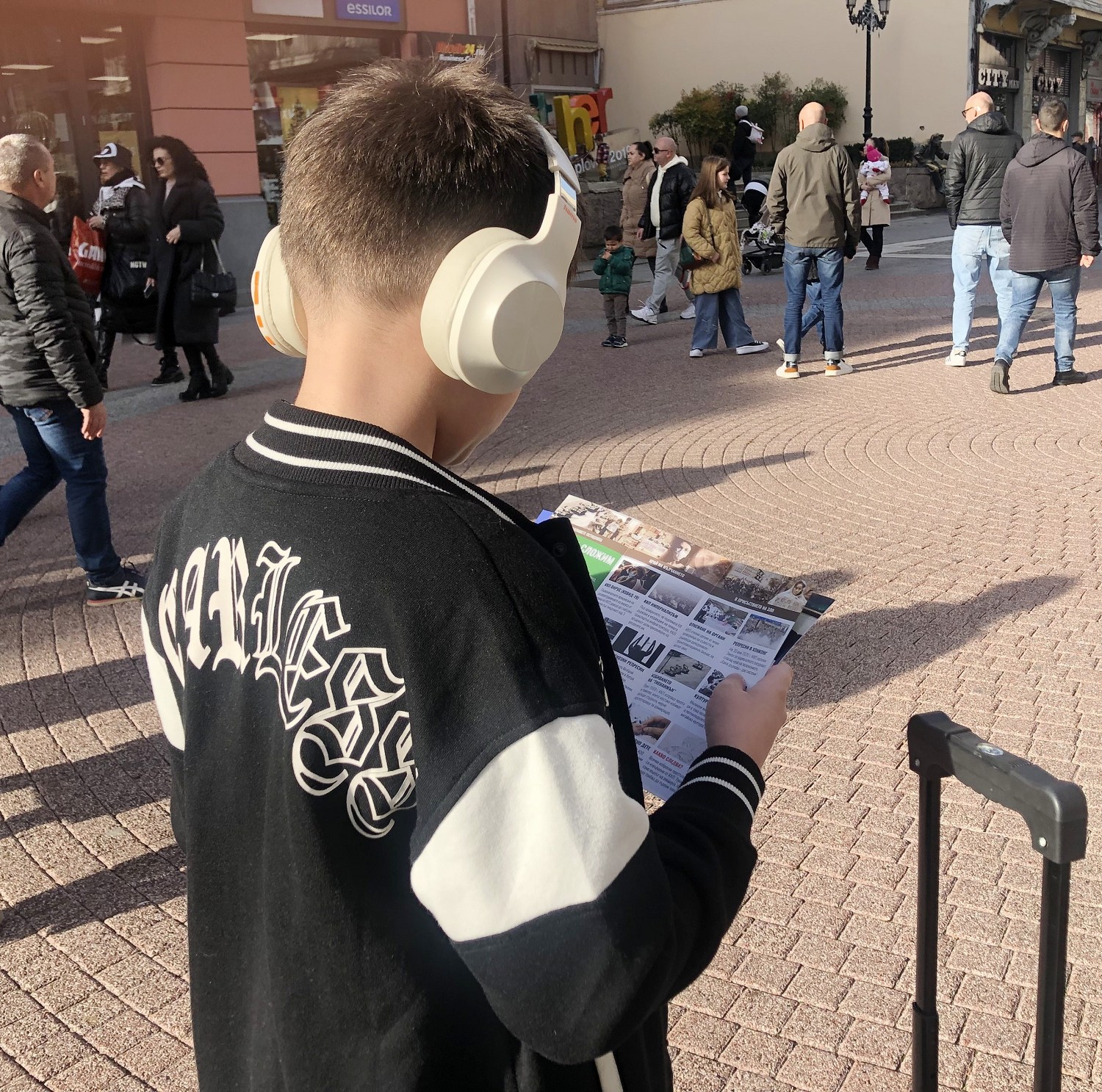 图4:护士艾琳娜的儿子正在阅读学员递给他的传单。