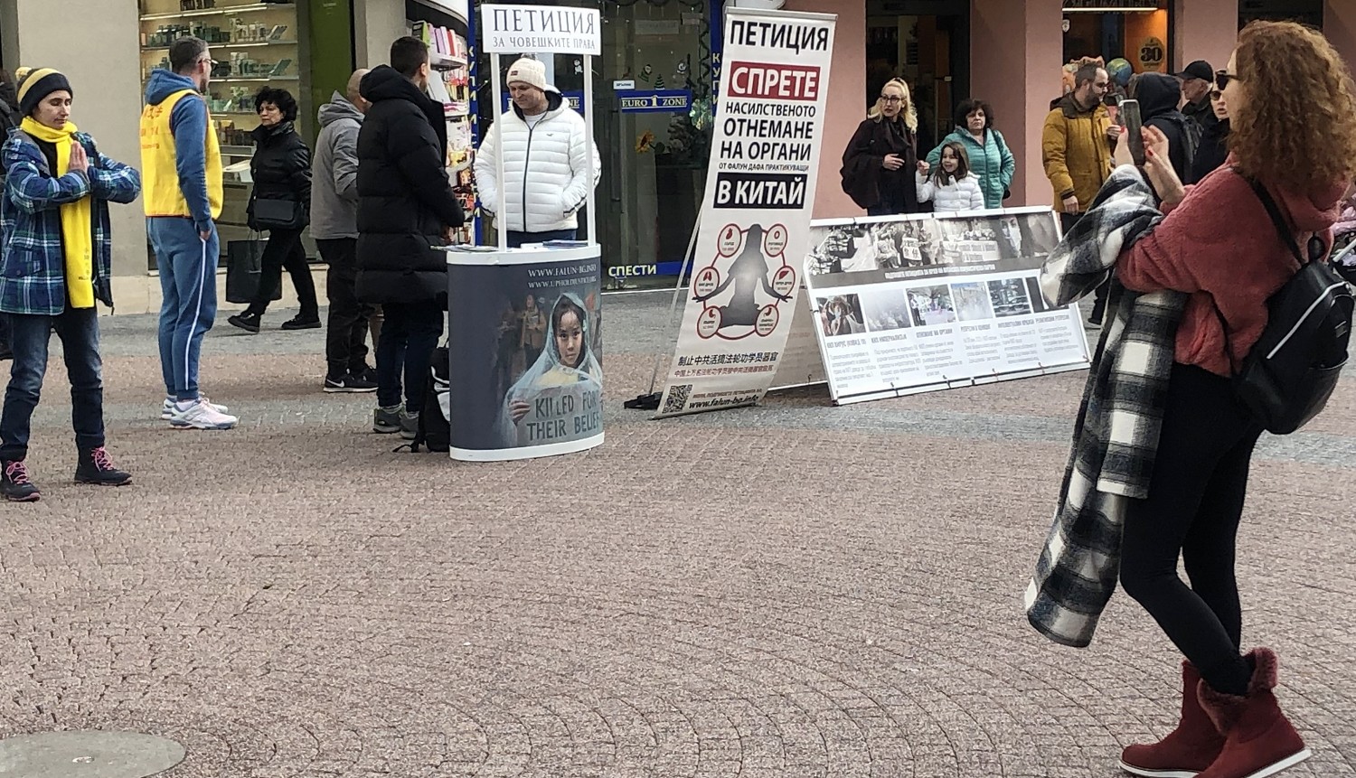 图5:路人正在拍摄学员的活动场景。