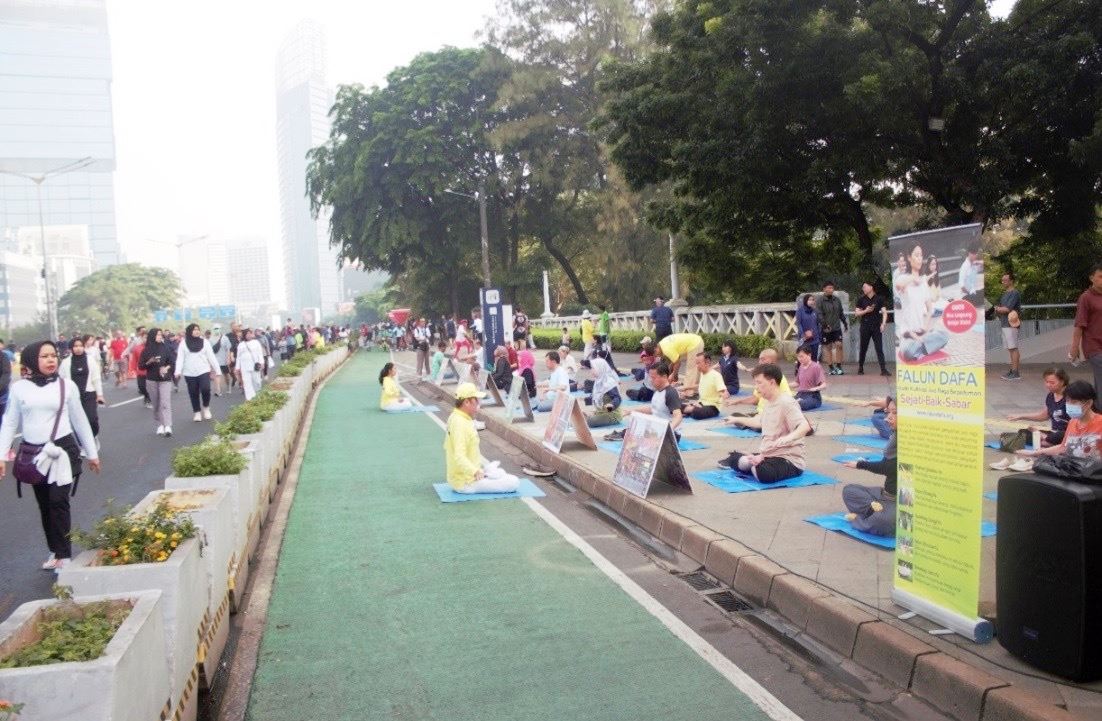 '图1~2:二零二四年一月七日无车日,法轮功学员的集体炼功获得广泛关注。'