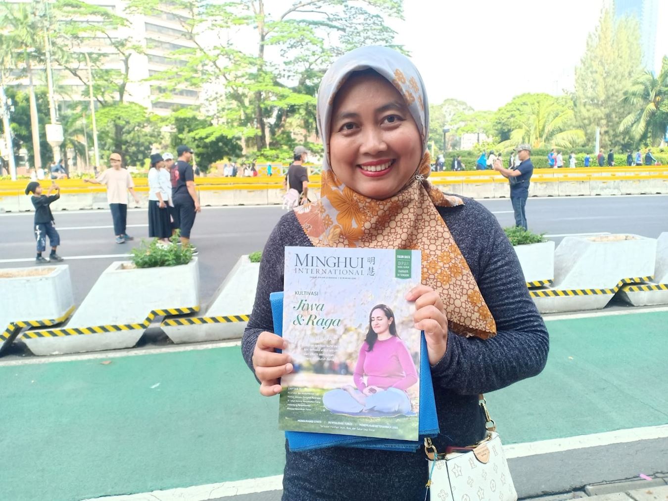 '图4:丽塔(Rita)觉得第一次炼完法轮功五套功法后,身体非常清爽舒适。'