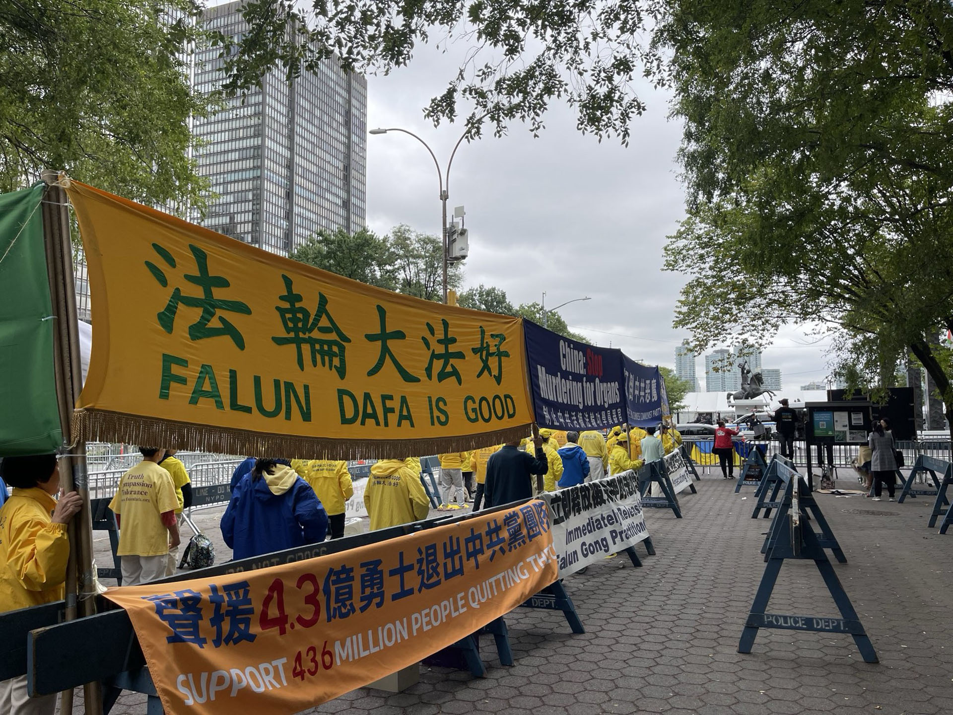 图1~3:法轮功学员在中共常驻联合国驻地外进行集体炼功打出横幅,要求中共停止迫害。