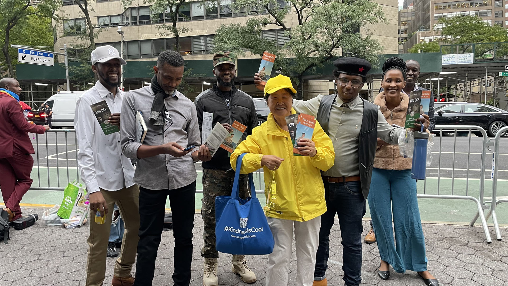 图9~10:路过的市民及游客等各界人士与学员交谈,想了解更多关于法轮功的讯息。明白真相的人们支持法轮功反迫害。