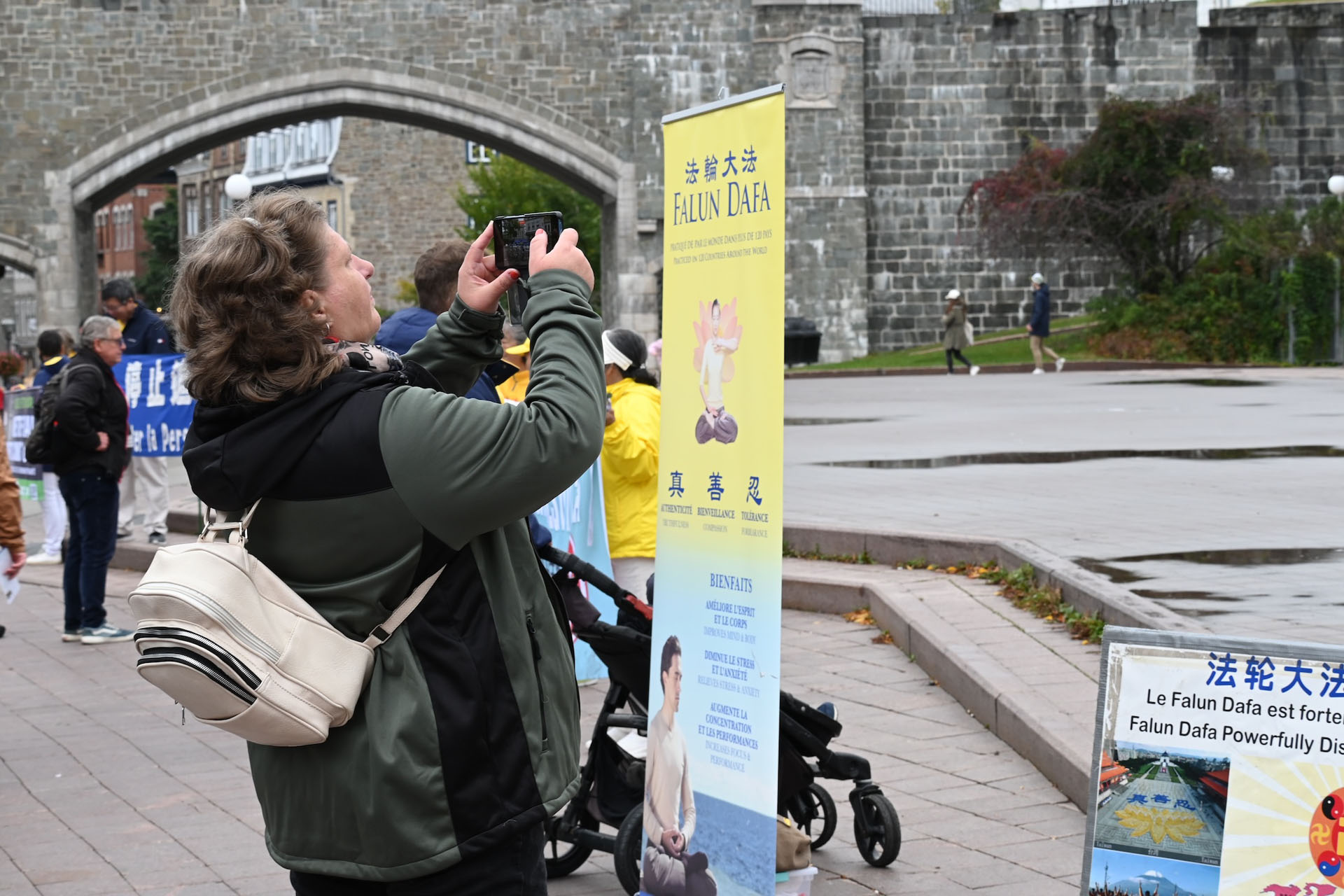 图9:一位女士在拍摄功法演示