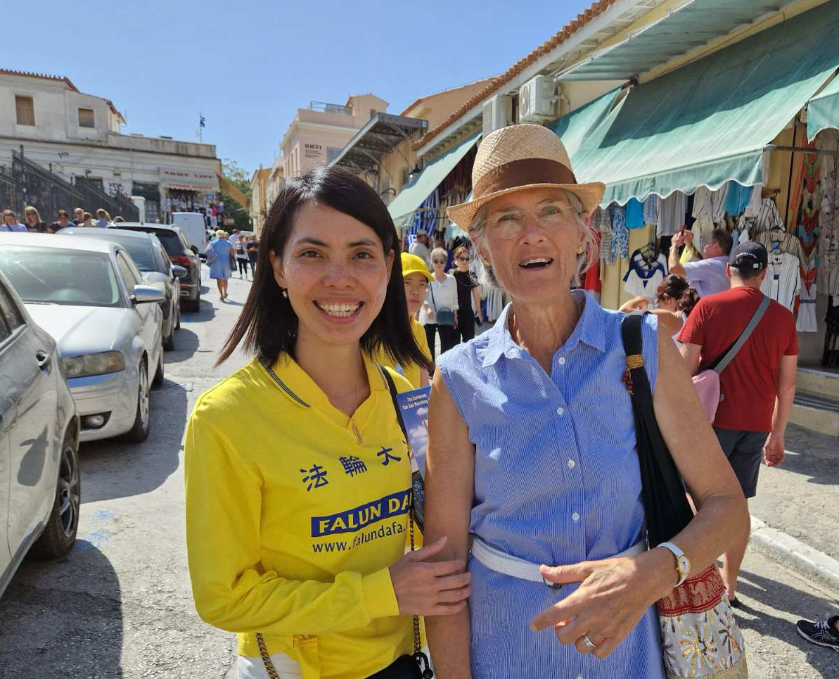 图12:海伦(右)与米娜合影留念。