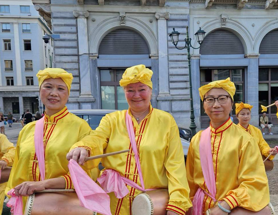 图13:腰鼓队中来自瑞典的法轮功学员们,站在中间的是安娜。