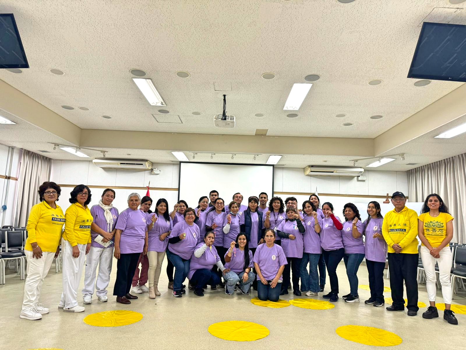 图1:二零二四年十月一日,法轮功学员参加了在利马国家母婴医院(母婴研究所)举办的健康培训活动。图为法轮功学员与医院的助产士和护士们的合影。
