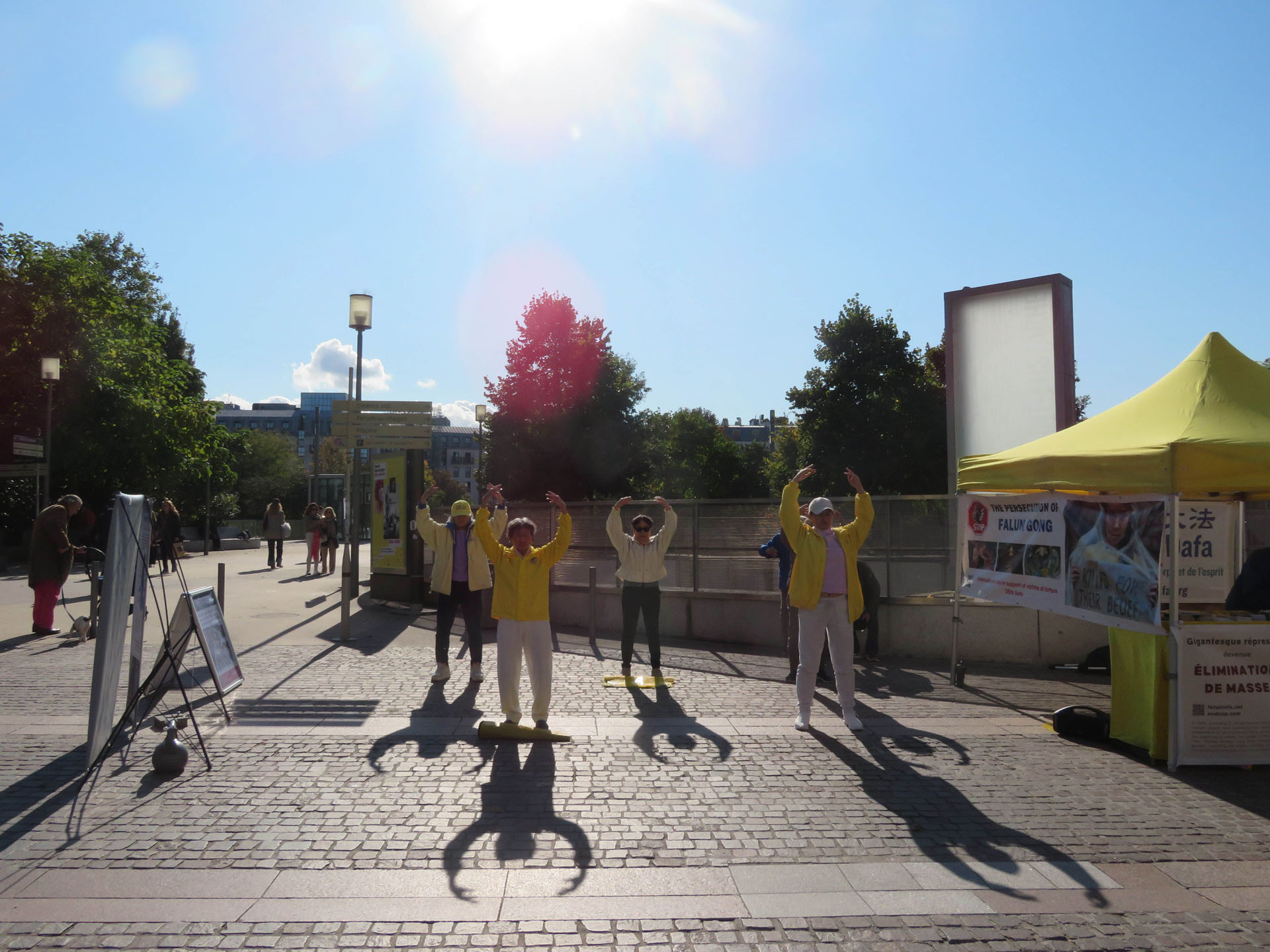 图1~3:二零二四年十月十一日,法轮功学员在巴黎市中心的夏特莱(Châtelet)街区,向游客和当地民众介绍法轮功,揭露中共自一九九九年以来对法轮功学员的残酷迫害。