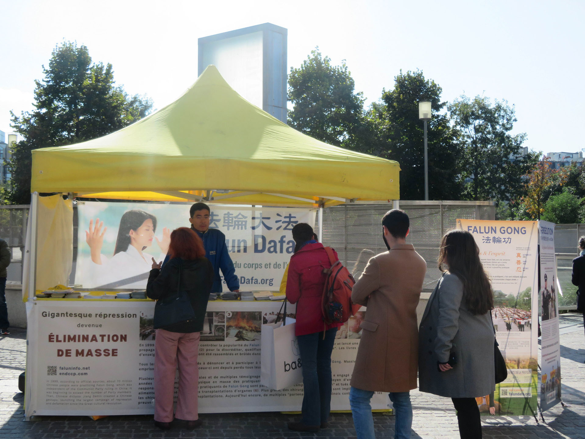 图4:人们在法轮功展位前排队,想在征签表上签字,支持法轮功学员反迫害。