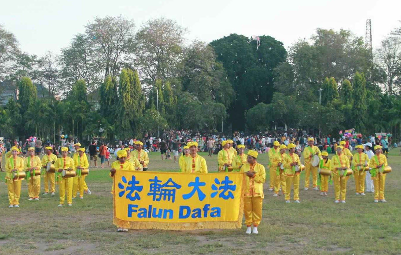 图1:二零二四年十月六日星期天,法轮大法腰鼓队在印度尼西亚巴利岛普普坦巴东广场上表演。受到当地居民及游客的喜爱与欢迎。