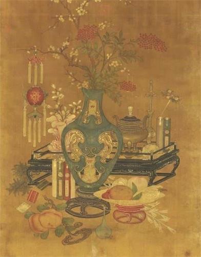 '霜降前后,正是柿子的成熟期。(图为《元人丰登报喜图・轴》局部,前方果盘盛满百合、柿子、苹果、佛手,旁置柏枝与柿、灵芝与细颈玻璃瓶,巧妙运用同音谐音,表达“百事平安、福气吉祥”之意,台北故宫博物院)'