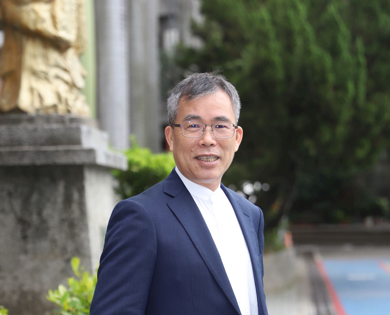'图1:退休前,罗赐钦是一位小学校长'