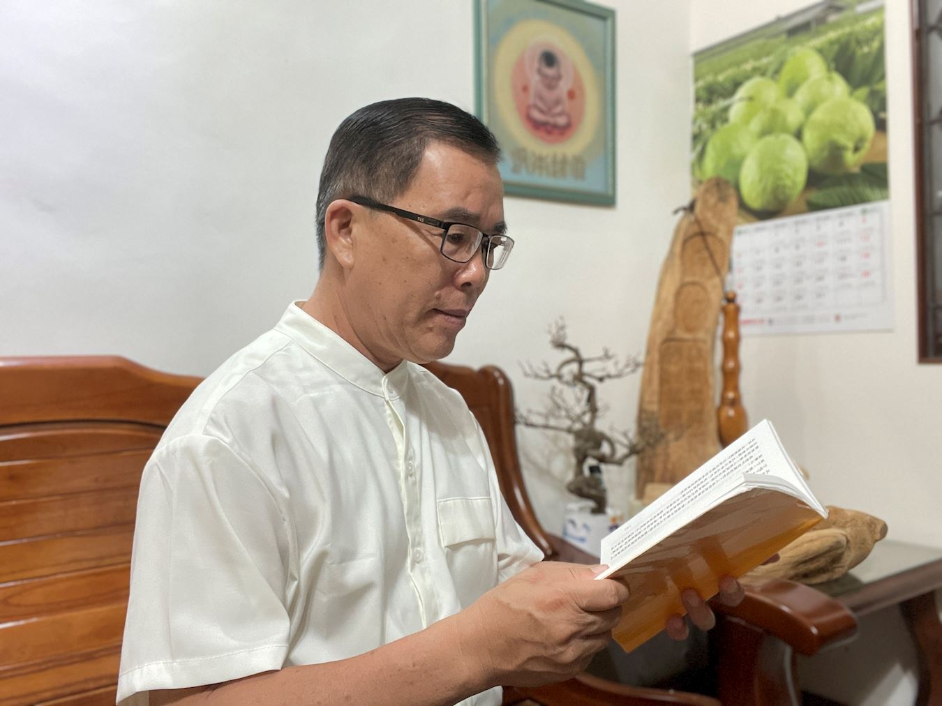'图2:罗赐钦阅读法轮大法书籍'